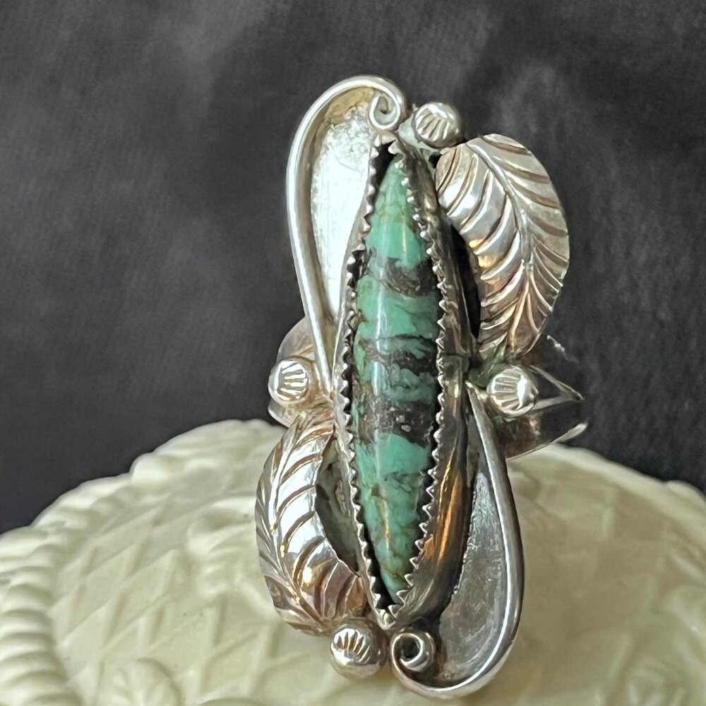 Veined Turquoise Ring Navajo Size 7 Artisan made vintage Feathers